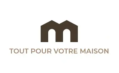 Logo de "Tout pour votre maison" avec un symbole de maison stylisé en brun au-dessus du texte en lettres majuscules.<br />
